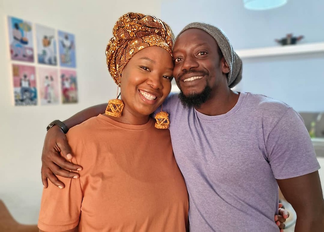 Aminata et Cheikh, souriants, chez eux au Sénégal